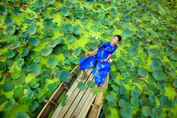 Người[-]mẫu[-]Thúy[-]Vân[-]diện[-]áo[-]dài[-]hòa[-]cùng[-]thiên[-]nhiên,[-]sông[-]nước
